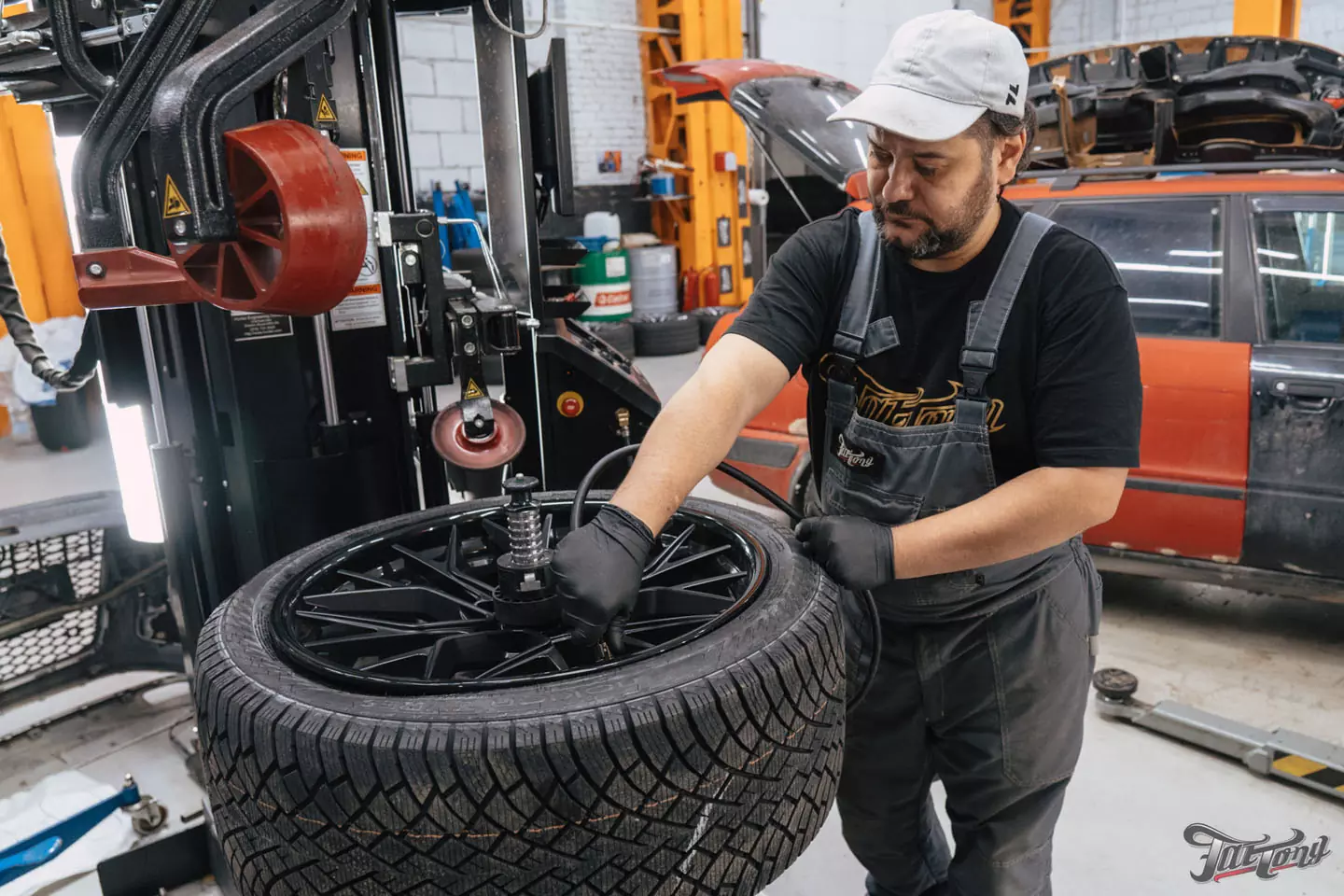 Необычный дизайн для Land Rover Defender! Оклейка в черный глянец+серый мат. Шумоизоляция дверей и Шиномонтаж на вибростенде на стендах Hunter